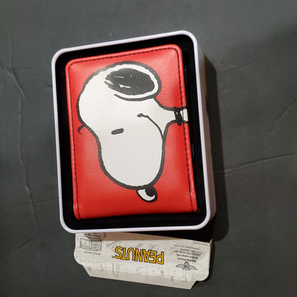 Peanuts Snoopy red oversized Snoopy printed bi-fold wallet in peanuts tin case - Picture 3 of 8